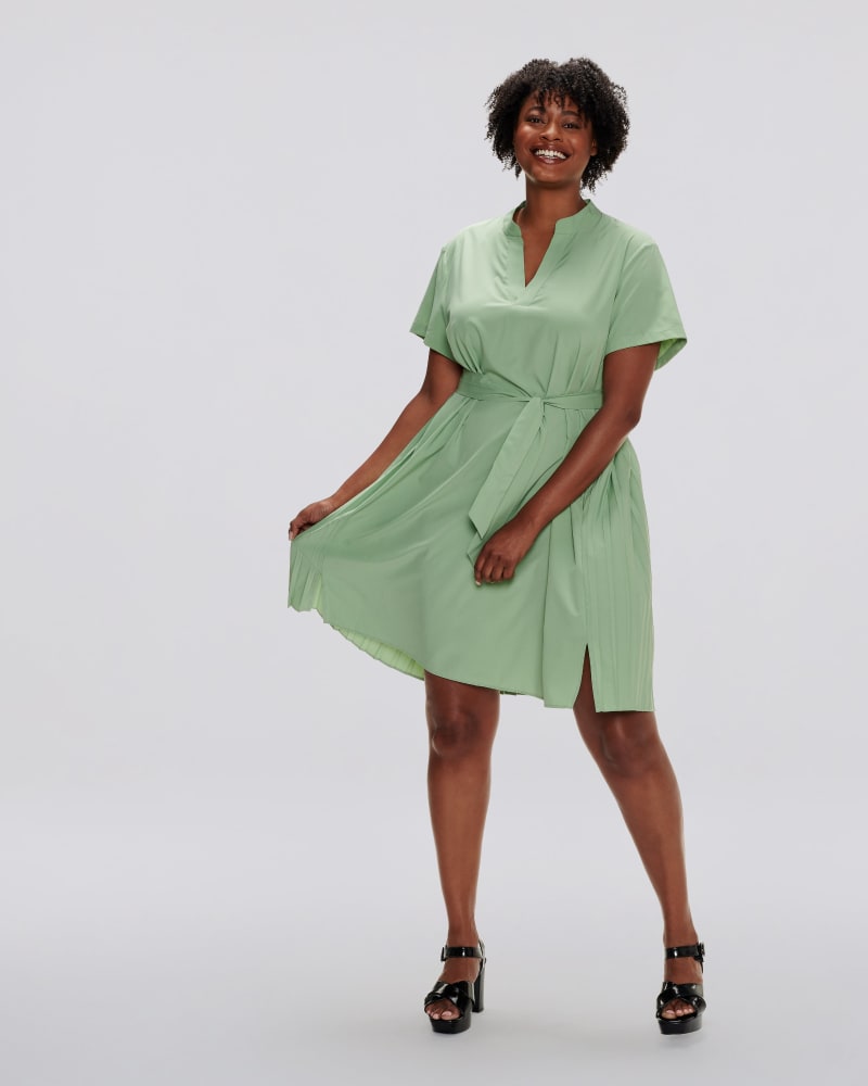 Front of a model wearing a size 4XL Gabrielle Pleated Back Dress with Pockets in Basil by Cotidié. | dia_product_style_image_id:299290